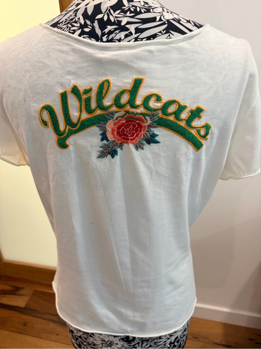 JW Los Angeles Johnny Was Wildcats 05 Floral Embroidered V-Neck Tee - Picture 4 of 6